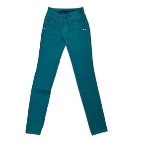 Eufforia.  Green Skinny Jeans with Vibrant Color and Form-Fitting Style
